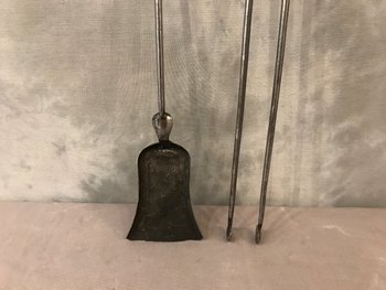 Set di una pala e di un morsetto in ferro e bronzo lucido del XIX secolo