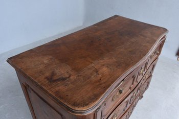 Commode Galbée  En Noyer époque XVIIIème à 3 Tiroirs Pieds Escargots