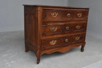 Commode Galbée  En Noyer époque XVIIIème à 3 Tiroirs Pieds Escargots
