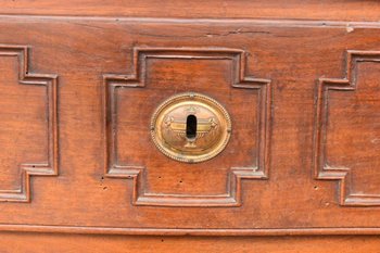 Commode Galbée  En Noyer époque XVIIIème à 3 Tiroirs Pieds Escargots