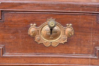 Commode Galbée  En Noyer époque XVIIIème à 3 Tiroirs Pieds Escargots
