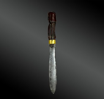 COUTEAU à fusée ANTHROPOMORPHE - Culture Iroquoise ou Huron, région des Grands Lacs, Canada - Vers 1850