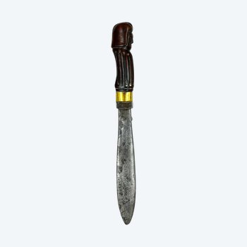 COLTELLO ANTHROPOMORPHE FLARE - Cultura irochese o huroniana, regione dei Grandi Laghi, Canada - 1850 ca.