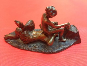 Curiosa medaglia in bronzo patinato con un fauno e una giovane donna