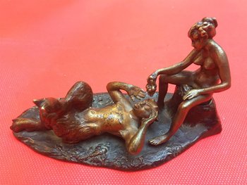 Curiosa medaglia in bronzo patinato con un fauno e una giovane donna