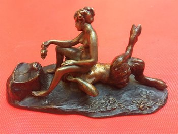 Curiosa medaglia in bronzo patinato con un fauno e una giovane donna