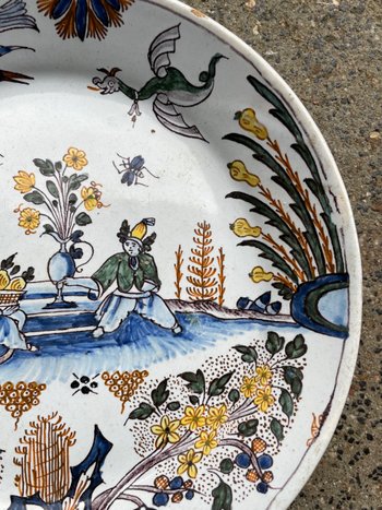 Moulins - 18th Century Earthenware Plate With Chinese And Grotesque Decor