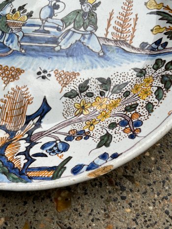 Moulins - 18th Century Earthenware Plate With Chinese And Grotesque Decor