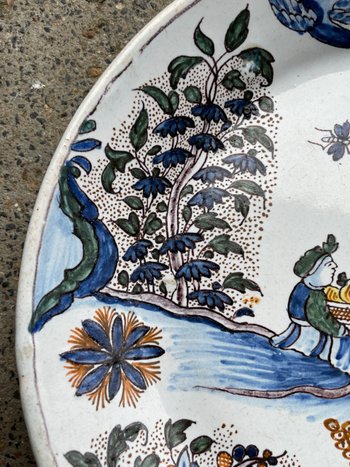 Moulins - 18th Century Earthenware Plate With Chinese And Grotesque Decor
