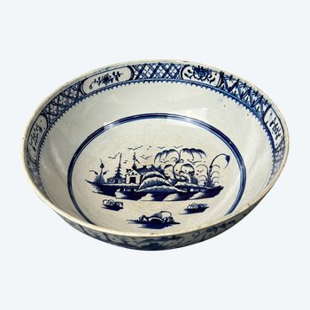 Eine große c.1790 Perlware Chinoiserie bemalte Punschschale. Möglicherweise Liverpool.