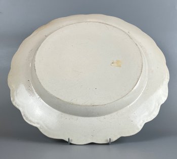 Ein ungewöhnlich großes Salzglasur-Ladegerät aus Staffordshire um 1760. Gelappter, goldfarbener Rand.