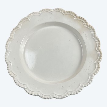Ein ungewöhnlich großes Salzglasur-Ladegerät aus Staffordshire um 1760. Gelappter, goldfarbener Rand.