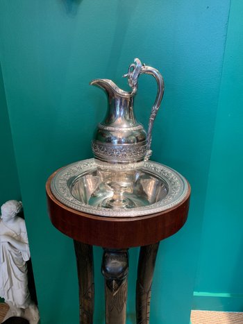 Eccezionale lavabo in argento su base in legno intagliato del periodo consolare.