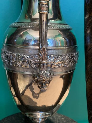 Eccezionale lavabo in argento su base in legno intagliato del periodo consolare.