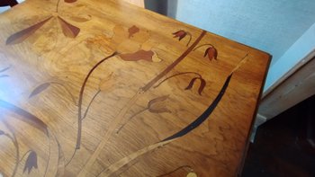 Table de salon à abattants en marqueterie dans le gout Gallé