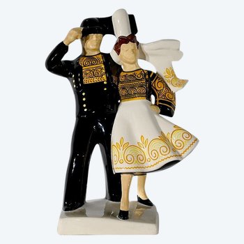 Earthenware " Couple of Bigouden Dancers ", by R.Micheau-Vernez, Manufacture Henriot Quimper - Mid 20th century