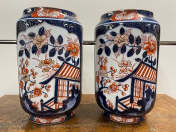 Coppia di vasi in porcellana di Bayeux con decorazione Imari fine XIX secolo