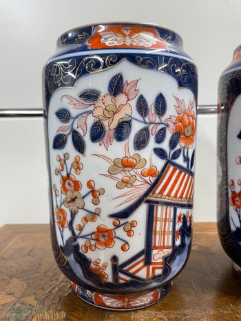 Coppia di vasi in porcellana di Bayeux con decorazione Imari fine XIX secolo