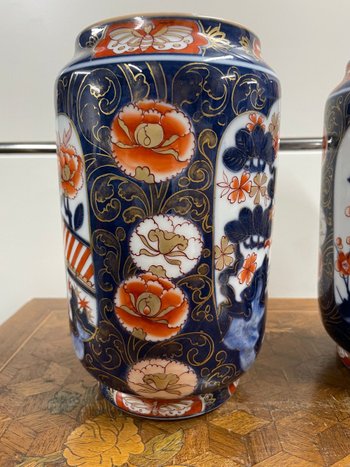 Coppia di vasi in porcellana di Bayeux con decorazione Imari fine XIX secolo