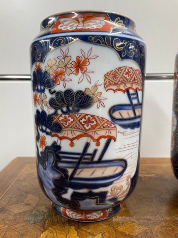 Coppia di vasi in porcellana di Bayeux con decorazione Imari fine XIX secolo