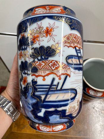 Coppia di vasi in porcellana di Bayeux con decorazione Imari fine XIX secolo