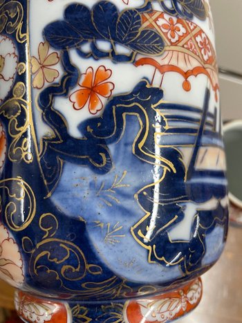 Coppia di vasi in porcellana di Bayeux con decorazione Imari fine XIX secolo