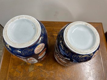 Coppia di vasi in porcellana di Bayeux con decorazione Imari fine XIX secolo