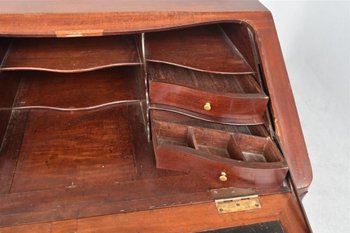 Scriban in mogano bordeaux del XVIII secolo