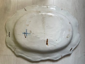 Antico grande piatto di terracotta Moustiers XVIII secolo