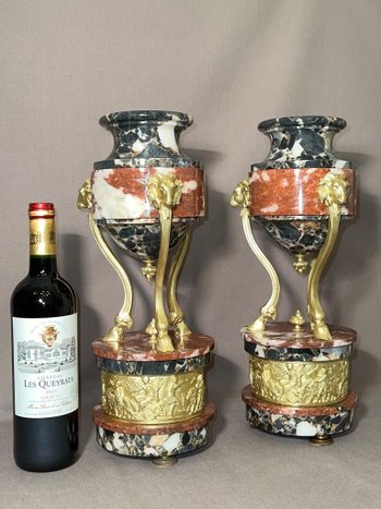 Paire de cassolettes en bronze doré et marbre, à décor de têtes de béliers 