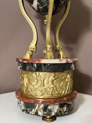 Paire de cassolettes en bronze doré et marbre, à décor de têtes de béliers 