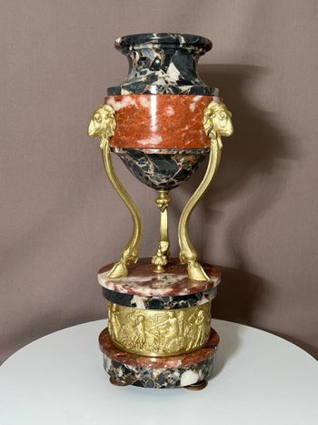 Paire de cassolettes en bronze doré et marbre, à décor de têtes de béliers 