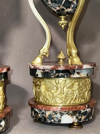 Paire de cassolettes en bronze doré et marbre, à décor de têtes de béliers 