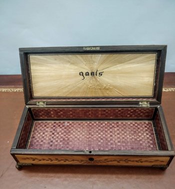 Glove box in straw marquetry