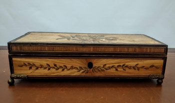 Glove box in straw marquetry