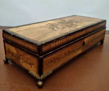 Glove box in straw marquetry