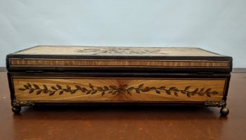 Glove box in straw marquetry