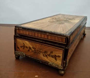 Glove box in straw marquetry