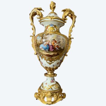 Grande vaso in porcellana di Meissen montato in bronzo dorato XIX secolo