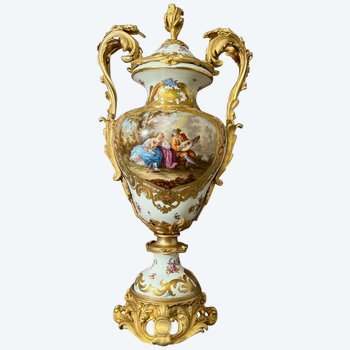 Grand Vase En Porcelaine Eugene Clauss Paris – XIXème. Montée Bronze Doré 