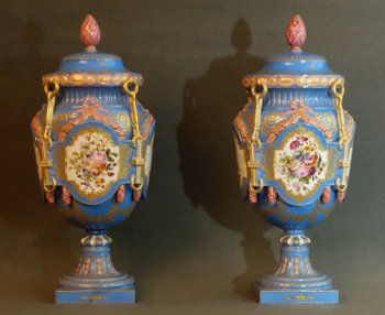 Paire De Vases Aux Ferrés Sèvres 1764