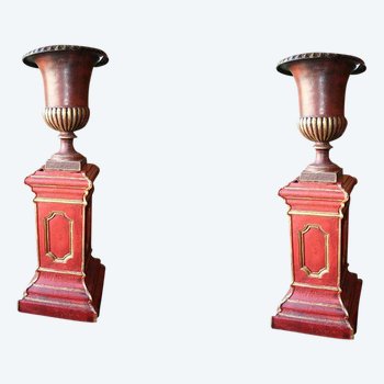 Pairs of large columns and Medici cast iron basins