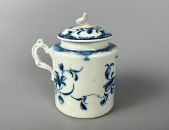 Un pot à moutarde avec couvercle de la première période de Worcester, vers 1765-70, à l'effigie de "Mansfield".