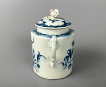 Un pot à moutarde avec couvercle de la première période de Worcester, vers 1765-70, à l'effigie de "Mansfield".