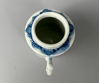 Un pot à moutarde avec couvercle de la première période de Worcester, vers 1765-70, à l'effigie de "Mansfield".
