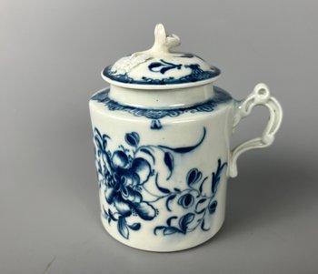 Un pot à moutarde avec couvercle de la première période de Worcester, vers 1765-70, à l'effigie de "Mansfield".