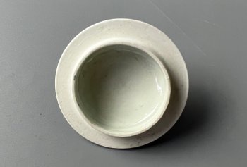 Un pot à moutarde avec couvercle de la première période de Worcester, vers 1765-70, à l'effigie de "Mansfield".