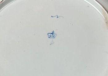 A late 18thc  Chelsea-Derby plate. Crown over 'D' and 'N' marks. Pattern 8