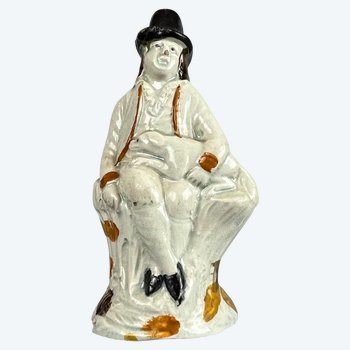 Figurine de Staffordshire Prattware de la fin du 18e/19e siècle représentant un homme assis avec un chien.