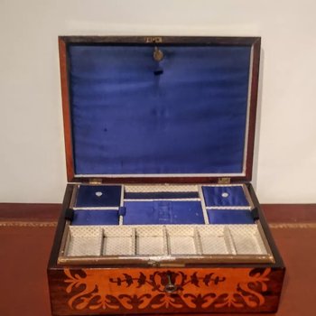 Jewelry box